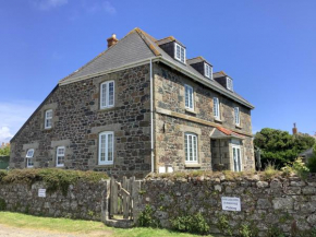 Haelarcher Farmhouse and Helicopter B&B